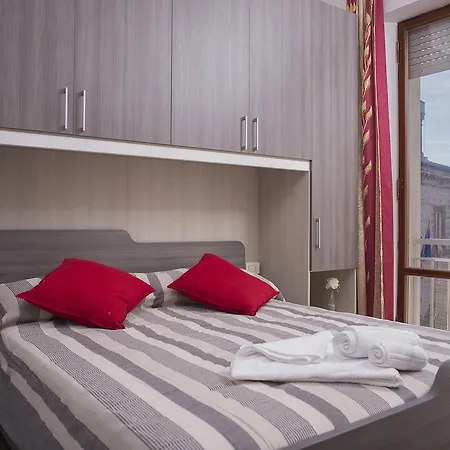 Viverenumana La Tua Casa In Centro A Pochi Passi Dal Mare نومانا